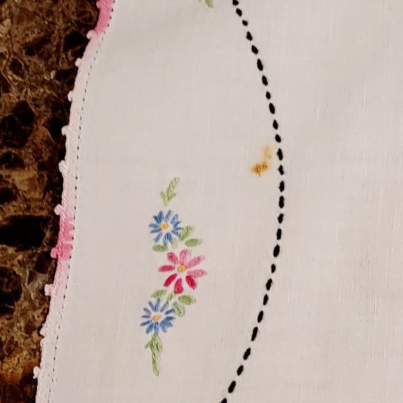 1960's Vintage Dresser/Table Scarf Hand Embroidered & Crocheted 12” X 33" - Picture 8 of 12